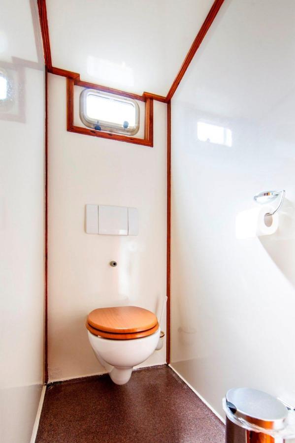 Tjalkjacht Pelikaan Enkhuizen Hostel Ngoại thất bức ảnh