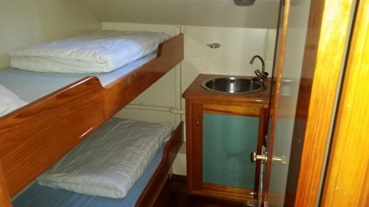 Tjalkjacht Pelikaan Enkhuizen Hostel Ngoại thất bức ảnh